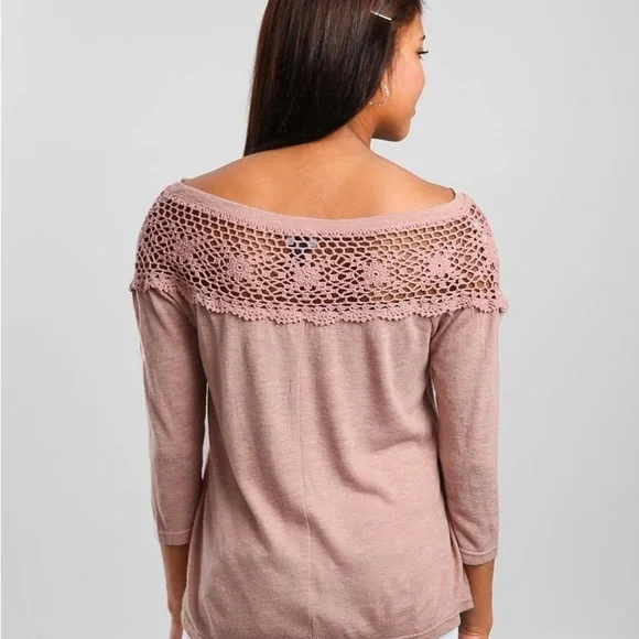 Buckle -‎ Daytrip, Dusty Rose Color, Crochet Yoke Wide Neck Top - Picture 2 of 12